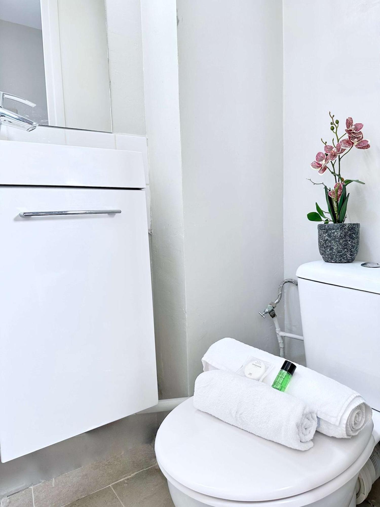 Apartament Renovated Champs-Elysees Retreat Paryż Zewnętrze zdjęcie