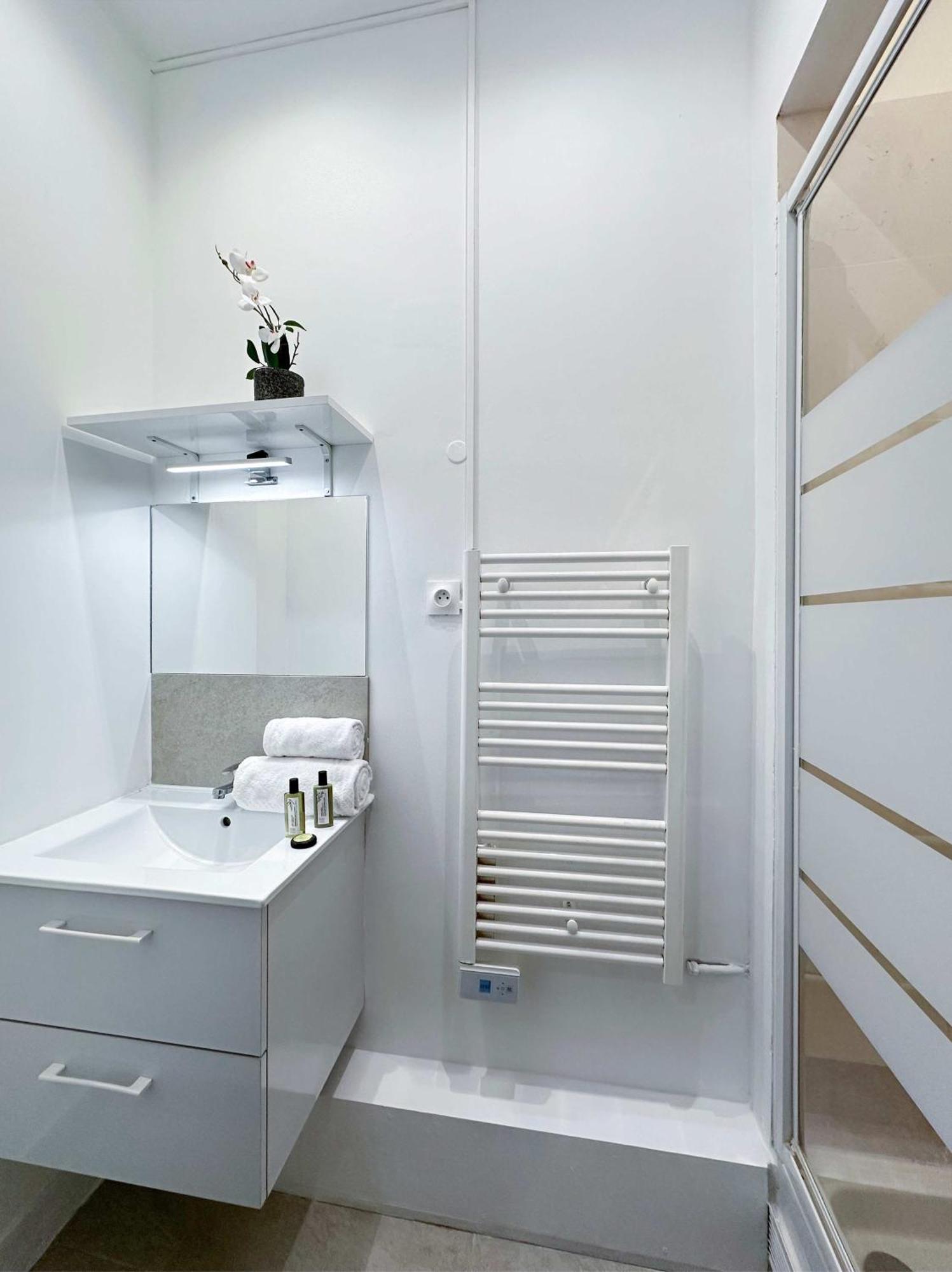 Apartament Renovated Champs-Elysees Retreat Paryż Zewnętrze zdjęcie